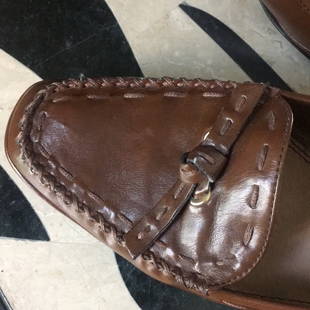 Cute wedge shoe with  stitching details